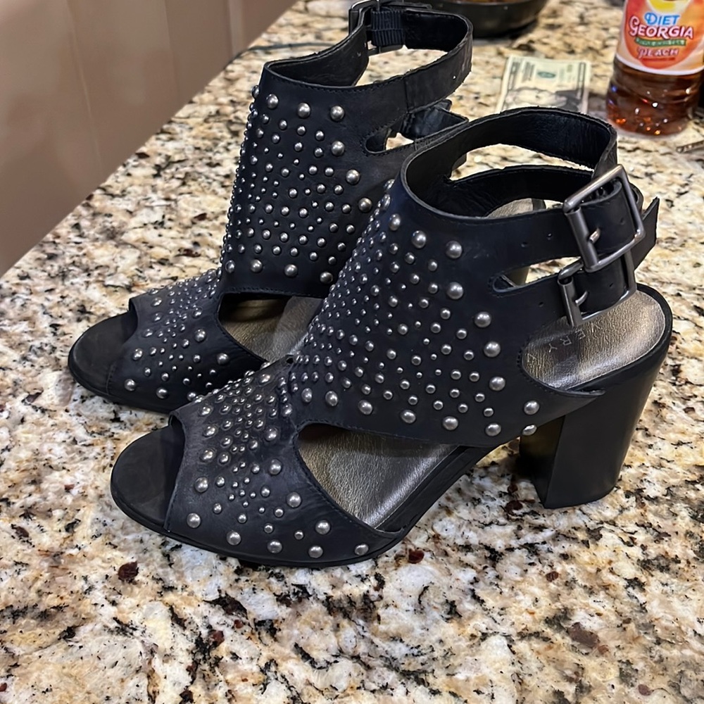 Real leather studded shoes
